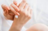 Công thức “mặt nạ tay cho người lười” được nhiều cô gái yêu thích vì giúp da tay mềm mịn hơn
