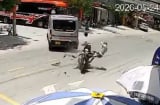 Clip: Hai thanh niên đi xe máy văng lên không trung sau cú tông xe 9 chỗ kinh hoàng