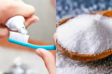 Đánh răng chỉ dùng nước và kem đánh răng thôi chưa đủ: Bỏ thêm thứ này vào điều kỳ diệu xảy ra