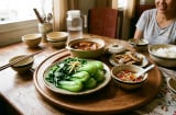 Vì sao luộc rau người xưa luôn cho thêm vài hạt muối?