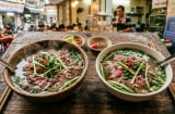 Vì sao nhiều quán phở luôn chần bát bằng nước sôi trước khi chan phở?