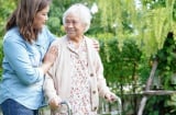 Chăm sóc cha mẹ già đúng cách: Hãy kiên nhẫn và lắng nghe nhiều hơn