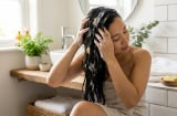 Cho vài lát gừng vào dầu gội: Mẹo giúp tóc bớt rụng, da đầu sạch nhờn