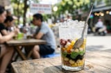 Vì sao nhiều người bán chè luôn cho thêm đá dù chè đã lạnh?