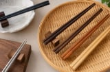 Đũa ăn nên thay bao lâu một lần? Nhiều người cứ tưởng còn dùng được là dùng, nguy cơ âm thầm