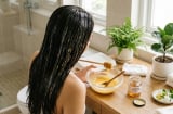 Ủ tóc bằng trứng gà và mật ong: Tóc khô xơ cũng bóng mượt bất ngờ