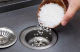Vì sao nên đổ muối hạt xuống nắp cống? Mẹo nhỏ giúp hạn chế nhiều phiền toái mà nhiều người đang làm theo