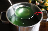 Vì sao nước luộc rau chuyển sang màu xanh đậm? Có ăn được không?