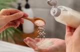 Vì sao nên cho thêm vài hạt muối vào dầu gội khi gội đầu? Nhiều người áp dụng vì 4 lợi ích này
