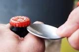 Mẹo khui nắp chai bia trong 3 giây không cần dụng cụ