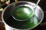 Nước luộc rau muống có màu xanh đậm: Có phải do hóa chất, thuốc trừ sâu?