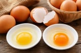 Lòng đỏ trứng gà màu vàng nhạt hay vàng đậm giàu dinh dưỡng hơn? Điều gì quyết định màu sắc?