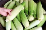 Luộc ngô đừng vội bóc sạch vỏ: Cho thêm thứ này vào nồi, ngô ngọt lịm mọng nước