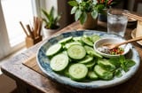 Dưa chuột bán đầy chợ Việt: Nhiều người ăn sai cách là phí mất phần 'quý nhất' của quả dưa