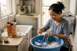 Giặt quần áo trắng bị ố vàng: Chỉ cần ngâm với loại nước này, vết bẩn tự 'bay màu' sạch như mới