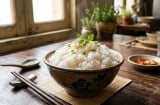 Nấu cơm đừng chỉ đổ nước lã: Thêm vài giọt này hạt cơm bóng bẩy, thơm dẻo để qua đêm không thiu
