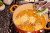 Tại sao bạn nên vắt chanh vào chảo dầu khi chiên rán?