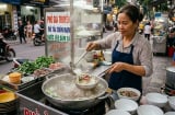 Vì sao người bán phở luôn chần bát qua nước sôi trước khi múc?