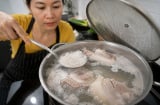 Luộc thịt có nên mở vung hớt bọt?