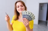 Phụ nữ tự chủ tài chính bằng cách tích trữ vàng và kinh doanh