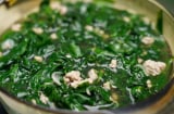 Tại sao nên vò rau ngót trước khi nấu?