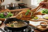 Bí quyết rán cá giòn rụm, nguyên miếng: Không bắn dầu, sát chảo