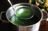 Có nên dùng nước luộc rau làm canh không?