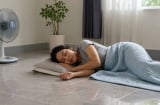 Mùa hè nằm ngủ dưới sàn nhà: Muốn thoải mái mà không hại thân thì đừng bỏ qua 5 điều quan trọng này