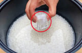Tại sao bạn nên cho 1 viên đá lạnh vào nồi cơm điện?