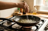 Thả một nhúm muối vào dầu nóng trước khi rán: Mẹo nhỏ giúp món ăn ngon hơn
