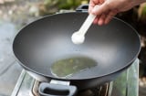 Vì sao khi chiên rán người ta thường thả vài hạt muối vào chảo dầu?