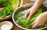 Vì sao ngâm rau nước muối không sạch như nhiều người nghĩ? Những mẹo làm sạch rau sống đúng cách
