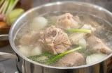 Ninh xương lửa to hay lửa nhỏ, chần xương từ nước sôi hay nước lạnh? Nhiều người đang làm sai