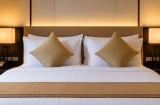 Vì sao giường đôi ở khách sạn thường có 4 chiếc gối? Công dụng ít người biết của chiếc gối vuông