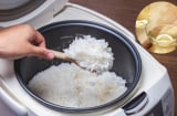 Vì sao khi nấu cơm nên thêm một thìa giấm vào nồi?
