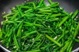  Cách xào rau muống xanh mướt, giòn ngon không bị thâm xỉn hay vàng úa
