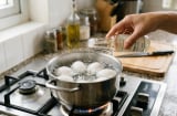 Cho vài giọt giấm vào nồi luộc trứng: Không chỉ giúp bóc vỏ dễ hơn mà còn mang lại nhiều lợi ích bất ngờ