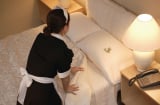 Khách sạn thường nhét chặt chăn ga vào đệm, vì sao?