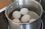 Luộc trứng cho vào từ nước lạnh hay nước sôi?