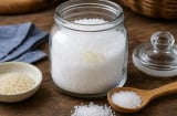 Tại sao nên bỏ vài hạt gạo vào lọ muối? Mẹo nhỏ giúp muối luôn khô tơi, dễ dùng
