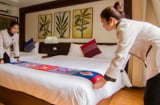 Tại sao khách sạn nào cũng có tấm vải trải ngang cuối giường? Hoá ra không phải để trang trí