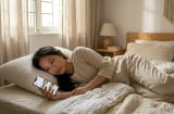 Tuyệt đối không được dùng điện thoại khi nằm nghiêng: Thói quen tàn phá cơ thể cực nhanh