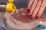 Cho vài giọt này vào, dù thịt đông cứng cỡ nào cũng rã đông trong vài phút