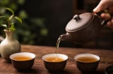 Vì sao có câu “Rượu đầy kính người, trà đầy khinh người”?