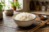 Bác sĩ cảnh báo: Tránh ăn cơm nguội theo cách này, đặc biệt vào mùa hè vì độc hại hơn cả thạch tín