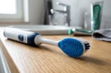 Công dụng thật sự của lớp cao su phía sau bàn chải đánh răng là gì?