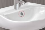 Vì sao bồn rửa mặt luôn có một lỗ nhỏ gần vòi nước?