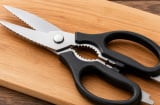 Vì sao kéo nhà bếp thường có phần răng cưa ở giữa tay cầm? Công dụng bất ngờ nhiều người chưa biết