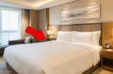 Tại sao khách sạn thường thích sử dụng ga, chăn, gối màu trắng tinh?