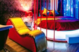 Tại sao nhiều khách sạn lại có thêm một chiếc ghế cong? 90% người chưa biết cách dùng đúng